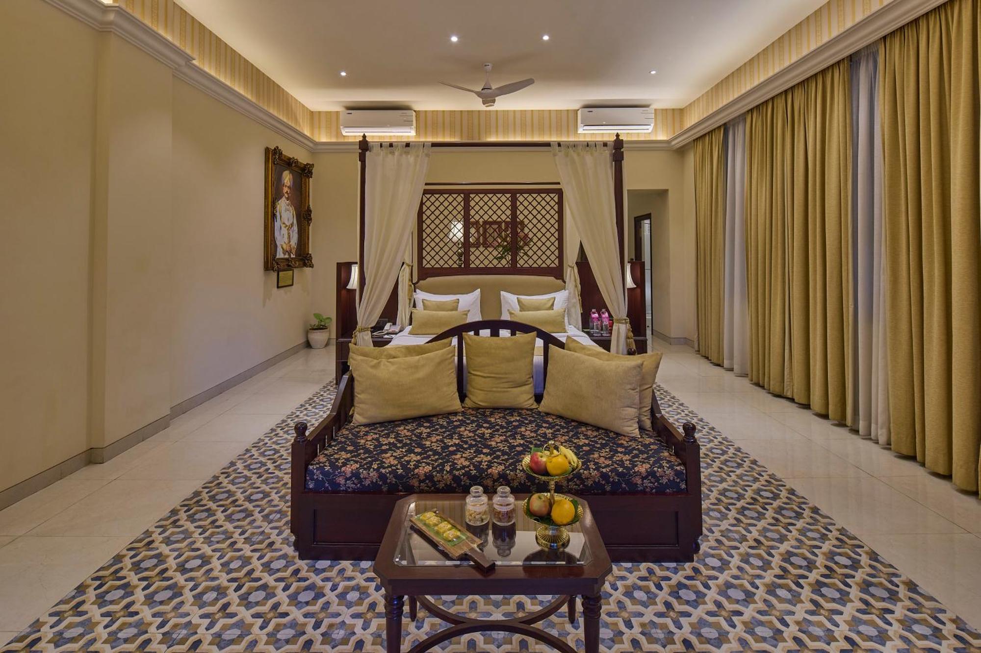 Royal Orchid Metropole Mysore Buitenkant foto