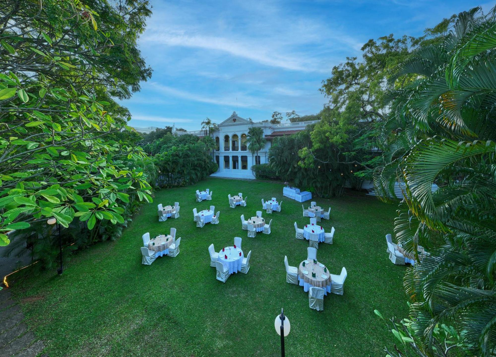 Royal Orchid Metropole Mysore Buitenkant foto